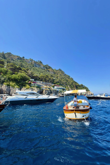 A private boat tour cruising the coastline of Capri